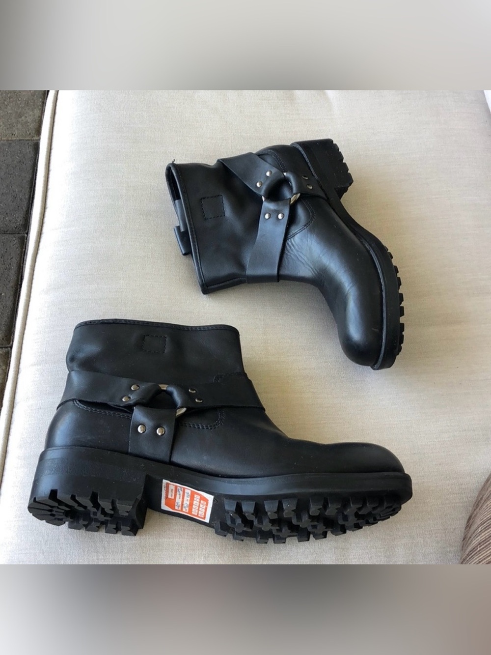 SILENCE + NOISE URBAN OUTFITTERS OWN BRAND
BLACK LEATHER ANKLE
MOTO BOOTS SIZE 8